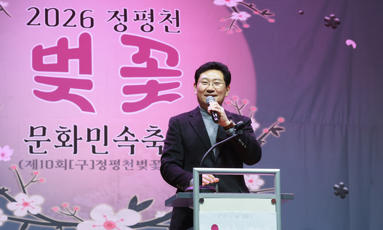 용인 풍덕천2동 정평천 벚꽃축제 열려…시민 1000여명 봄밤 함께했다